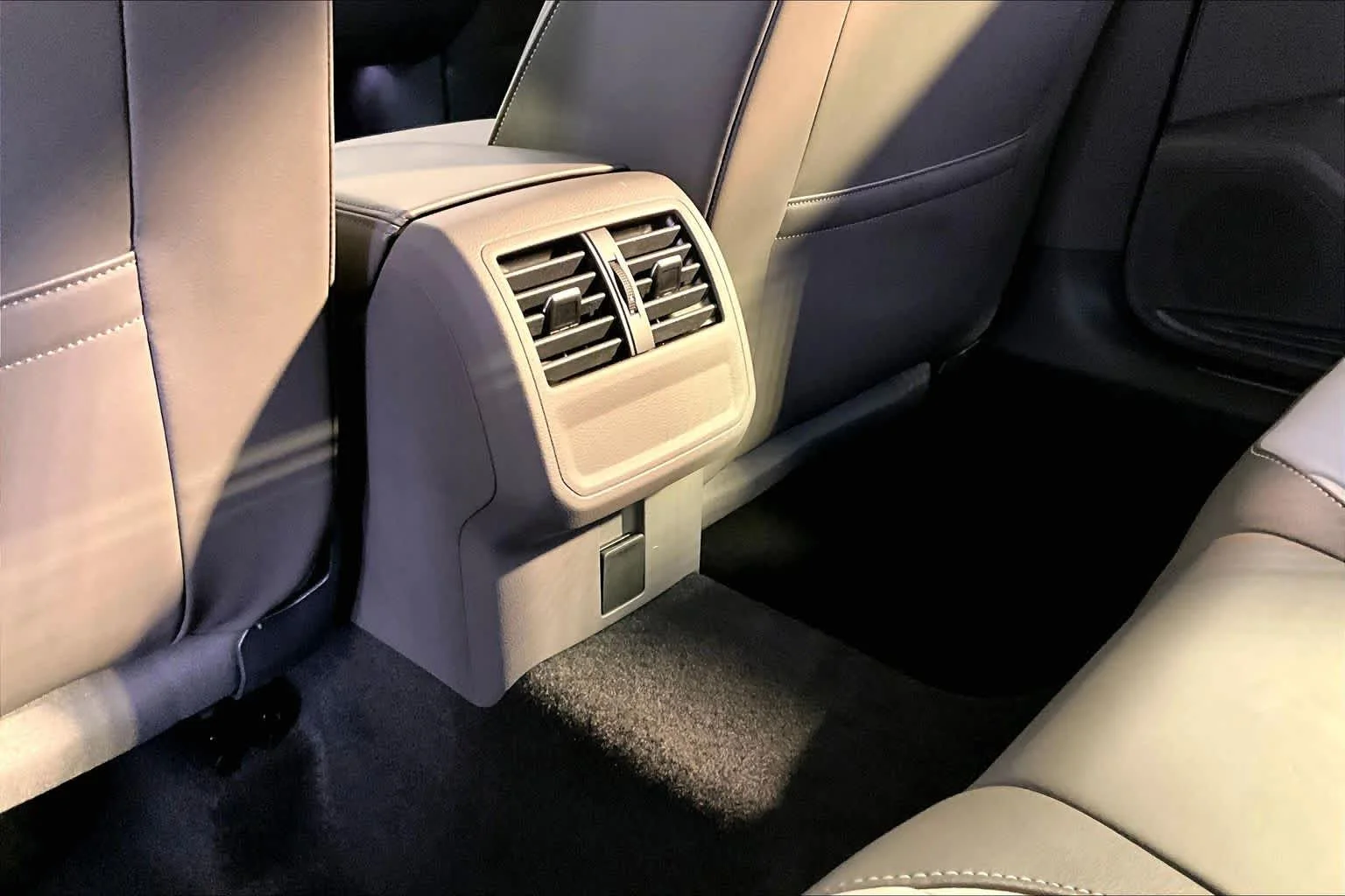 Used 2022 Oryx White Pearl Volkswagen SEL R-Line image 35