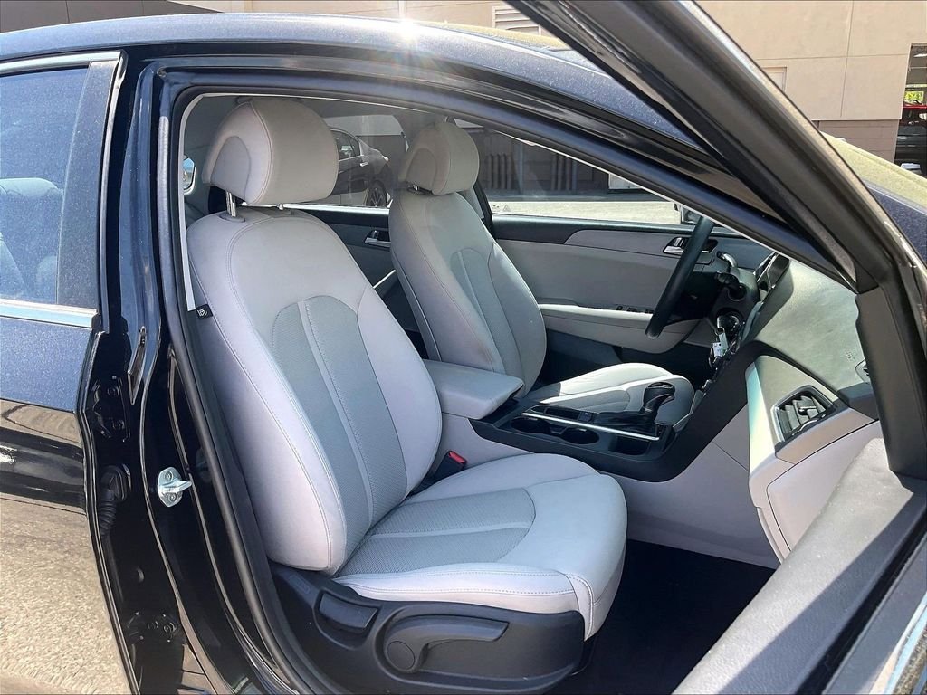 Used 2017 Black Hyundai SE image 11