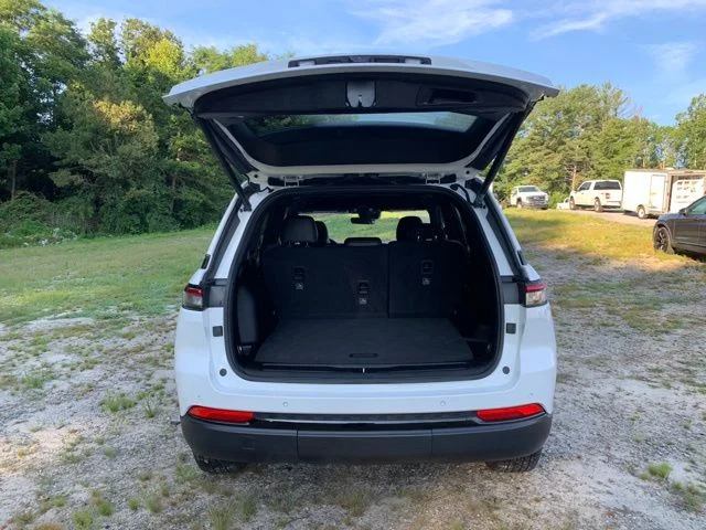 Used 2025 White Jeep Altitude image 8