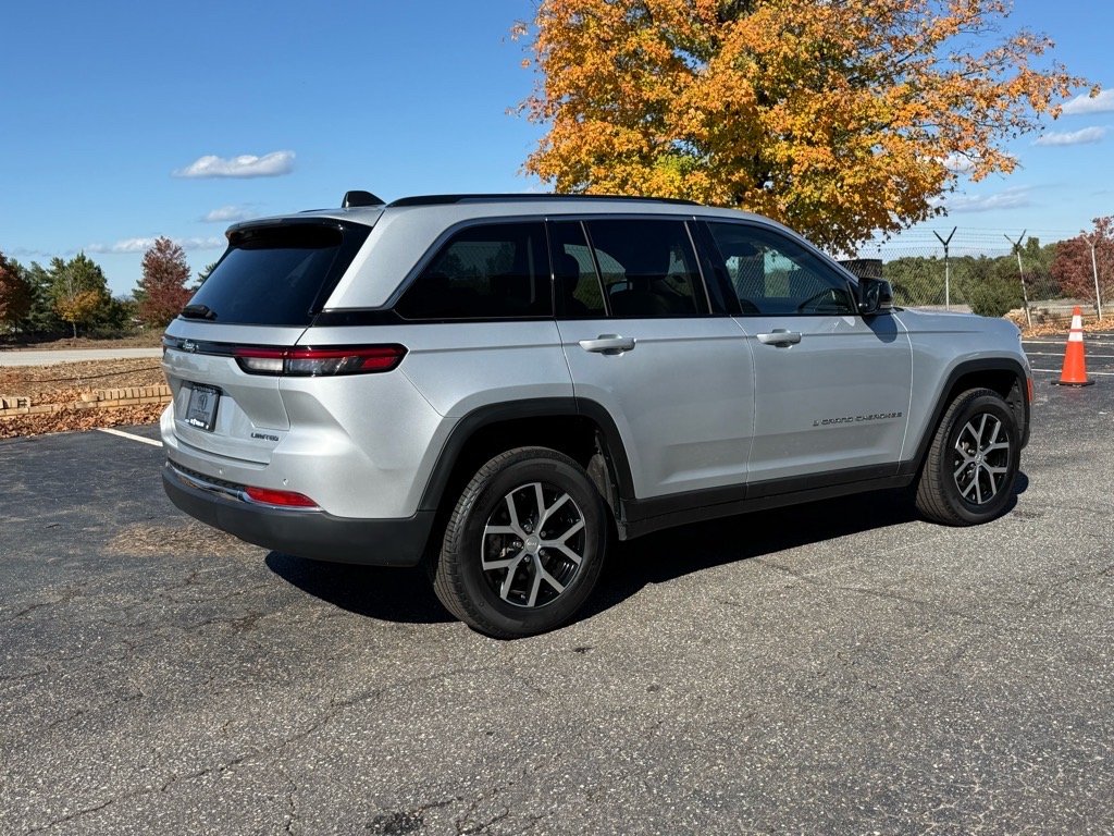 2024 Jeep Grand Cherokee Limited photo 3