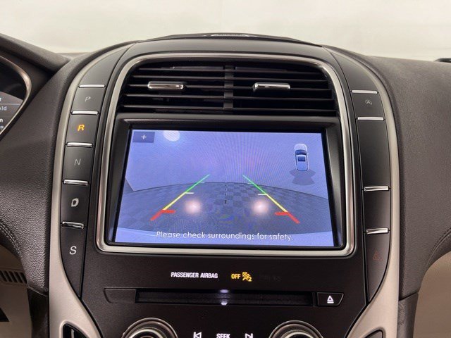 Used 2019 White Platinum Clearcoat Metallic Lincoln Select image 21