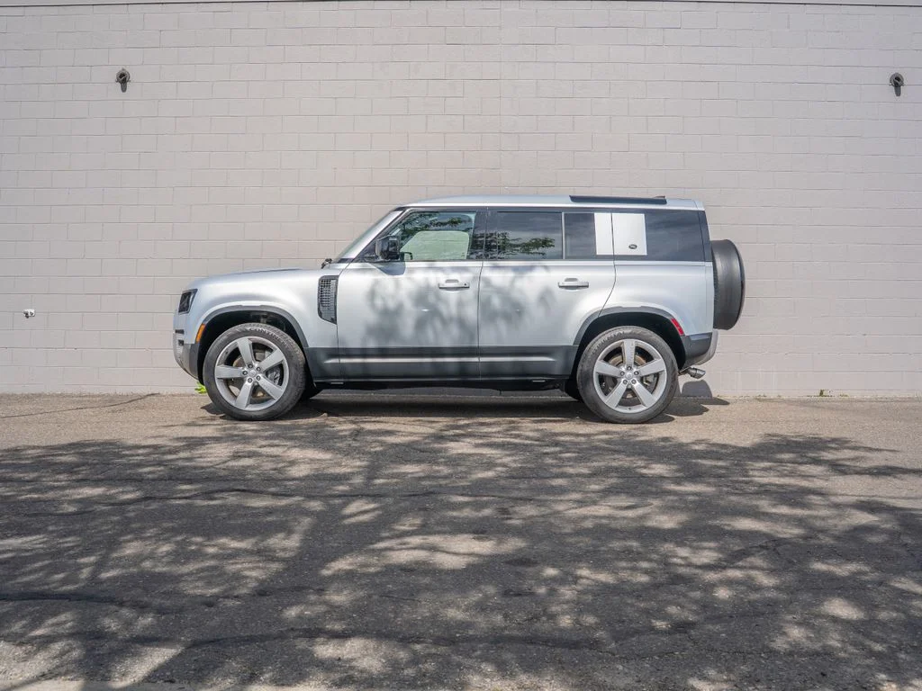 Used 2024 Hakuba Silver Metallic Land Rover SE image 2