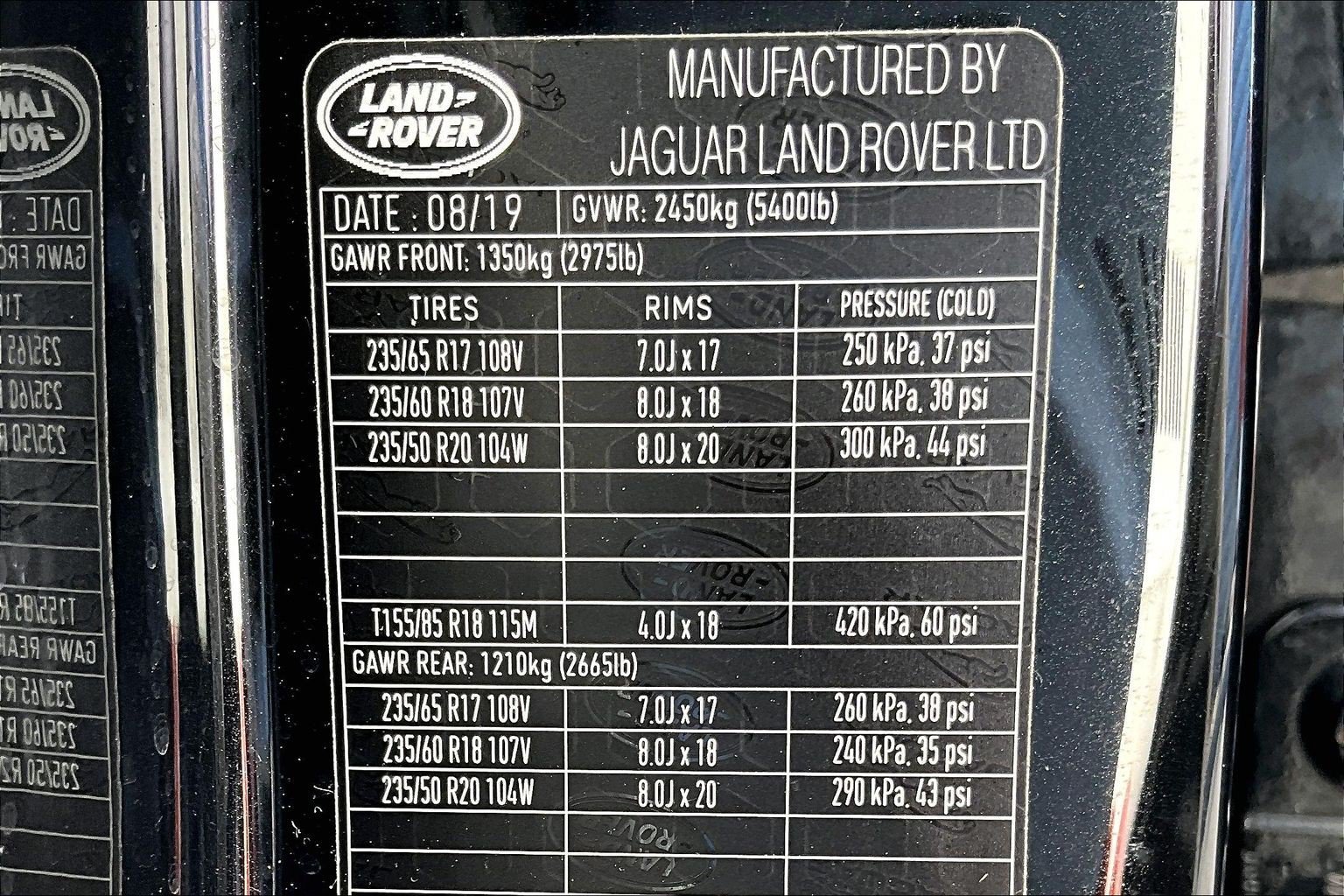Used 2020 Black Land Rover R-Dynamic HSE image 32