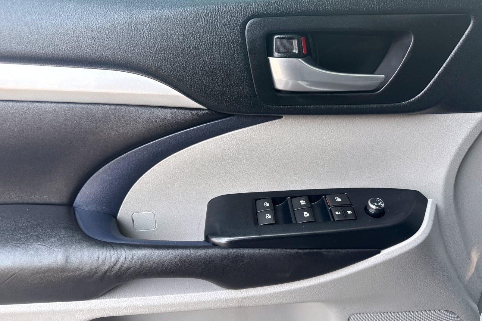 Used 2018 White Toyota XLE image 10