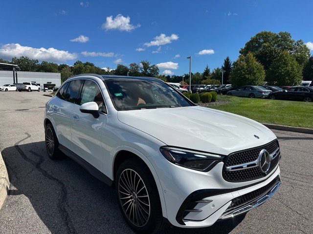 New 2027 MANUFAKTUR Moonlight White Metallic Mercedes-Benz GLC 350 image 7