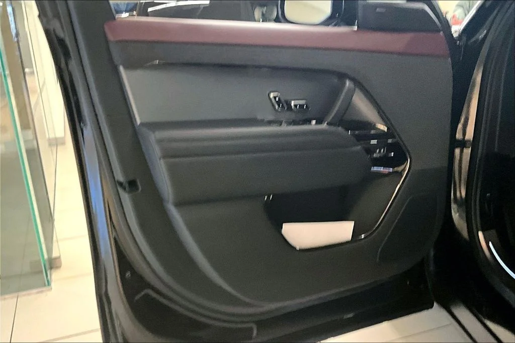 Used 2023 Black Land Rover SE Dynamic image 18