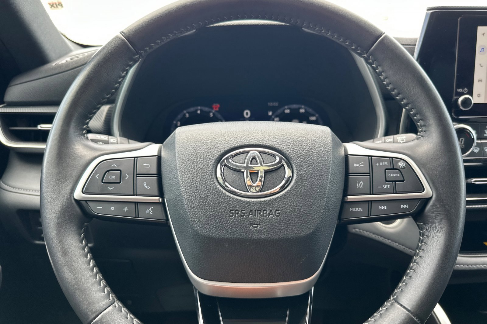 2025 Toyota Highlander LE - Photo 24