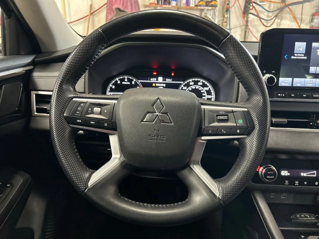 Used 2023  Mitsubishi SE image 18