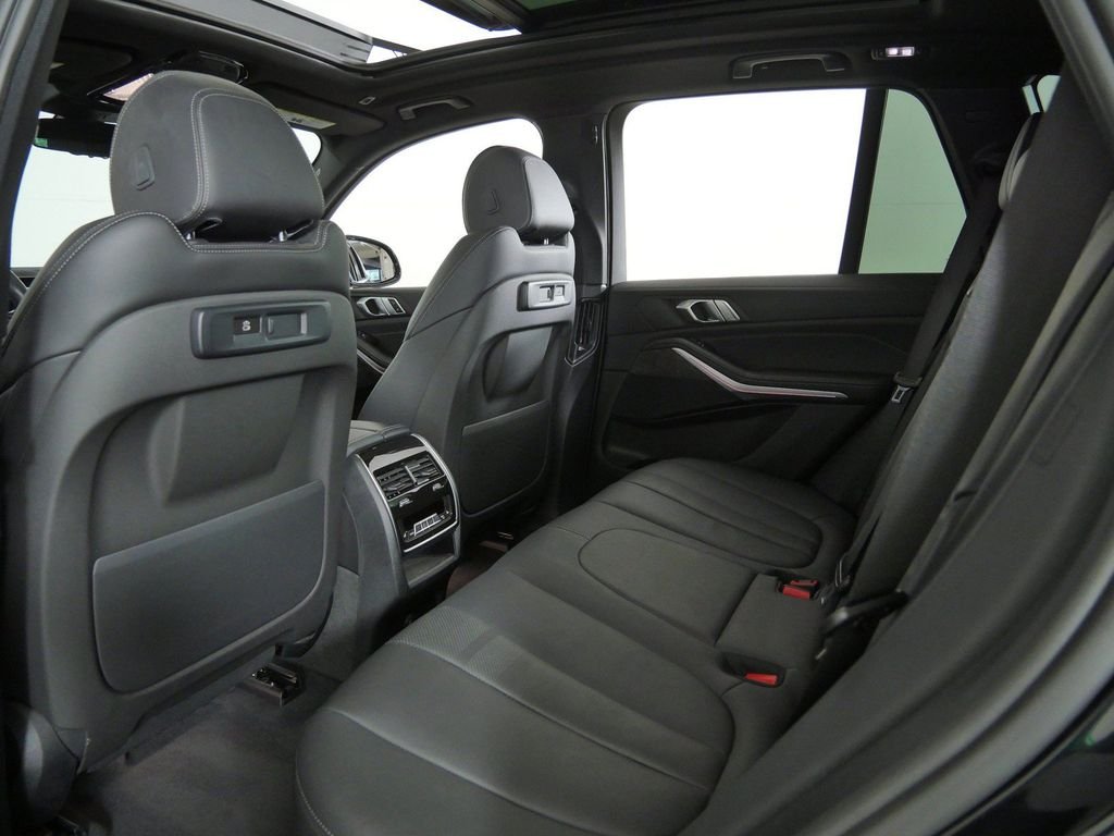 Used 2022 Black Sapphire Metallic BMW xDrive40i image 32