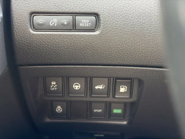 Used 2018 White Nissan SL image 30