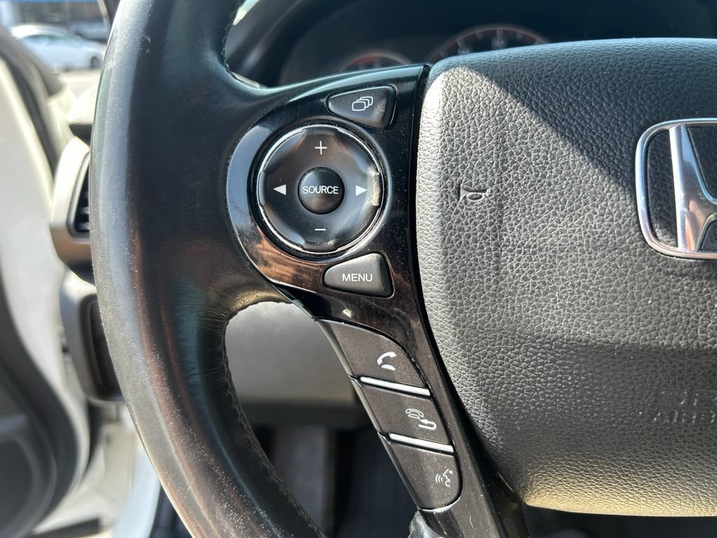 Used 2017 White Honda EX-L image 23