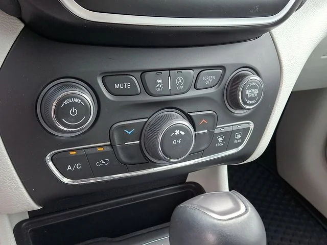 Used 2020 Red Jeep Latitude Plus image 15
