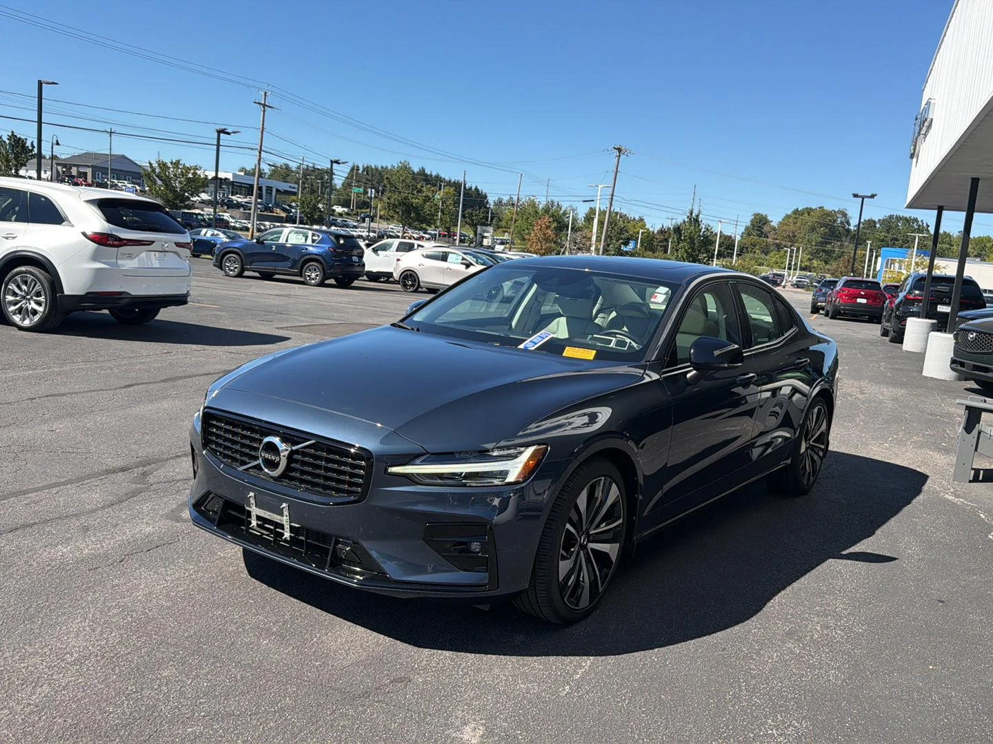 Used 2022 Denim Blue Metallic Volvo Momentum image 3
