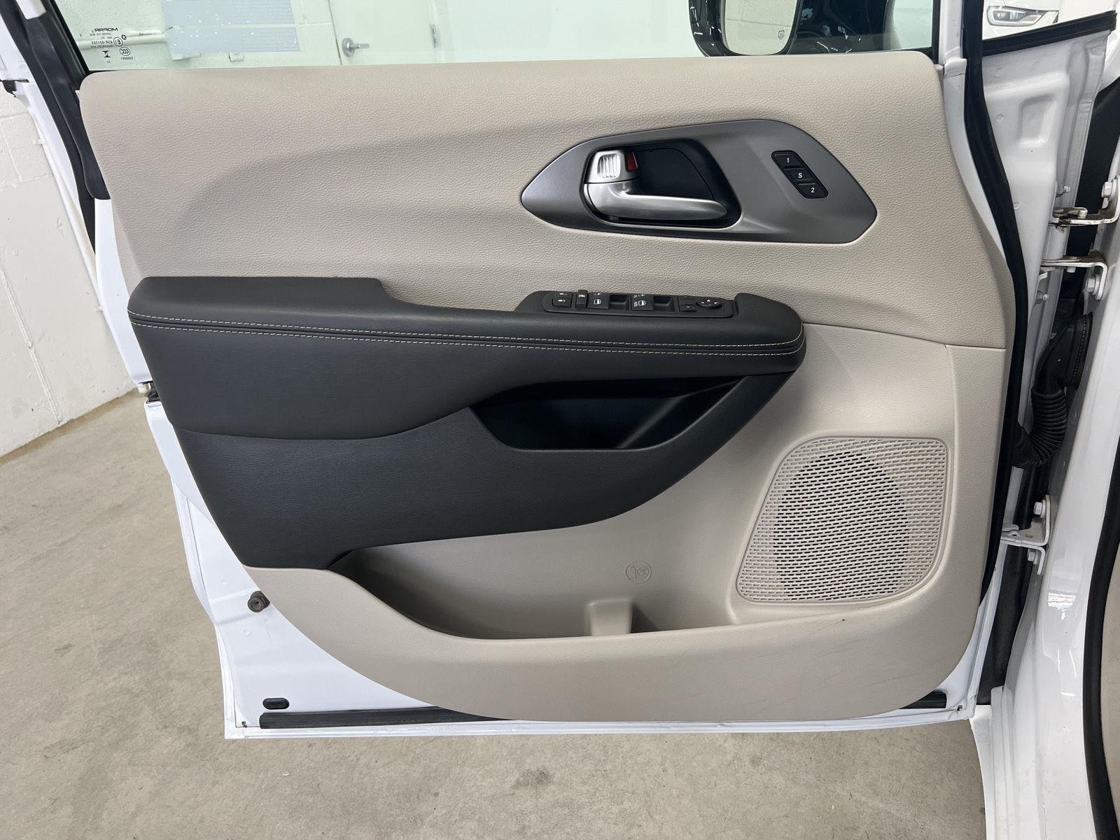 2024 Chrysler Pacifica Touring L - Photo 11