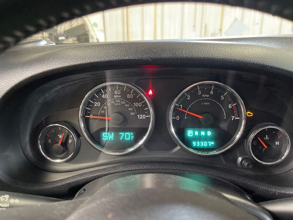 Used 2015 Silver Jeep Unlimited Rubicon image 23