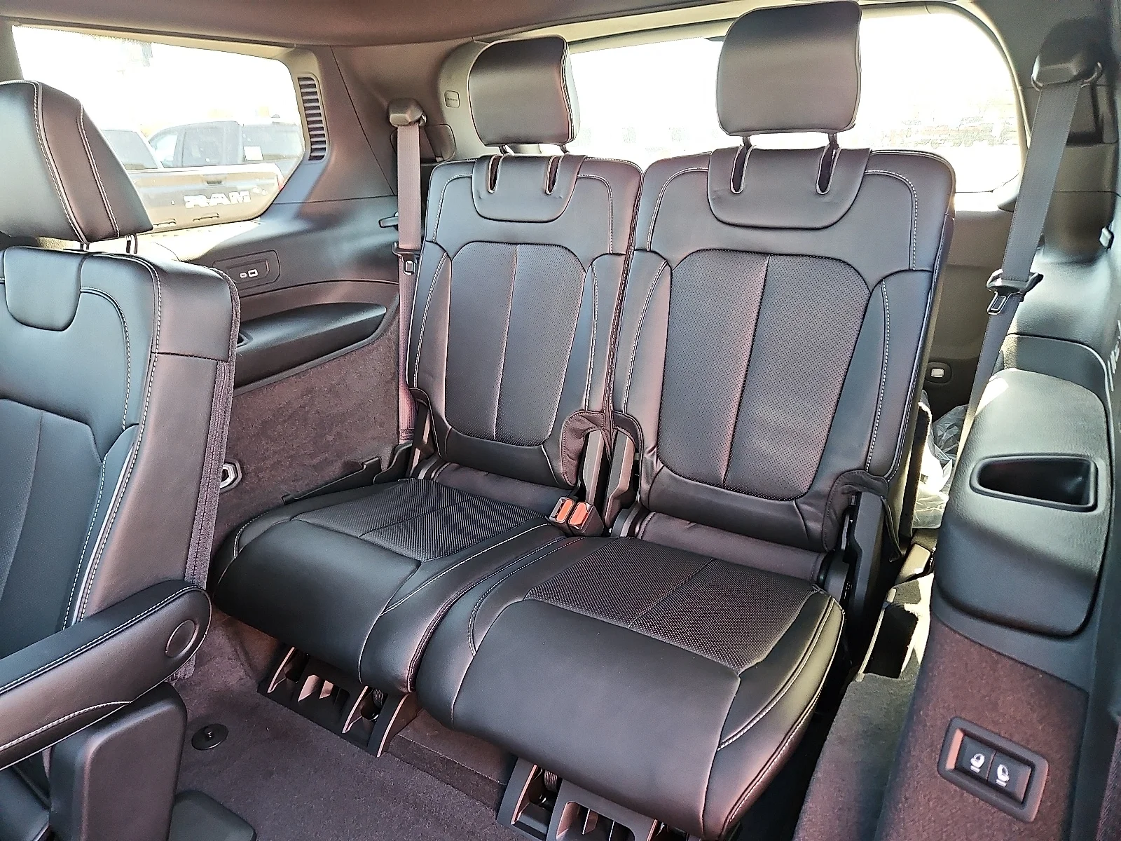 New 2025 Baltic Gray Jeep L OVERLAND 4X4 image 9