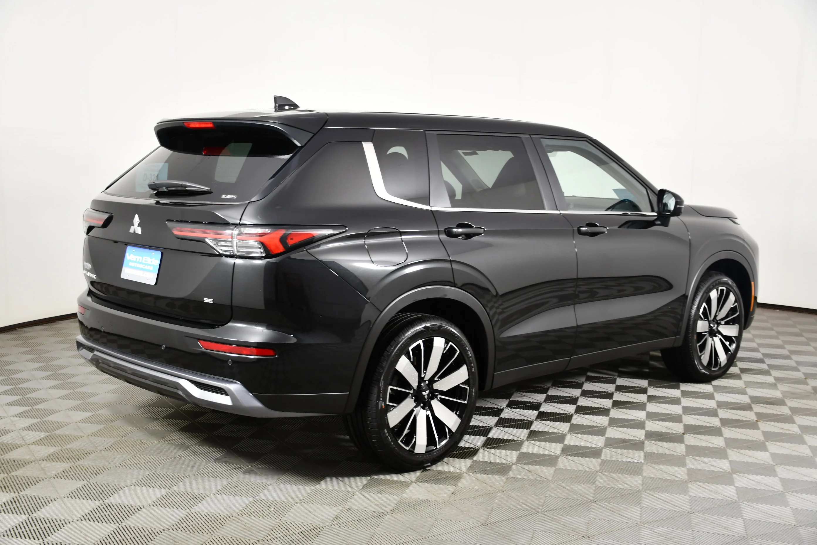 New 2026 Black Diamond Mitsubishi SE image 6