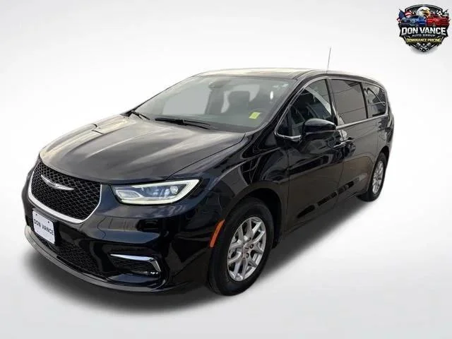 2025 Chrysler Pacifica Select's photo