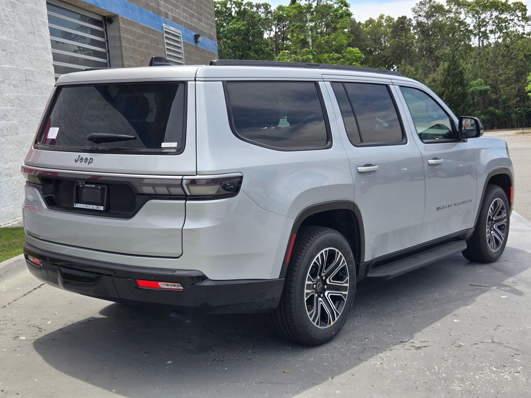 New 2026 Silver-Zynith Exterior Paint Jeep  image 7