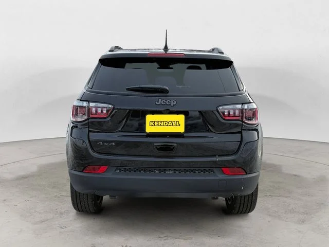 New 2026 Diamond Black Crystal Pearl-Coat Exterior Paint Jeep Limited image 4