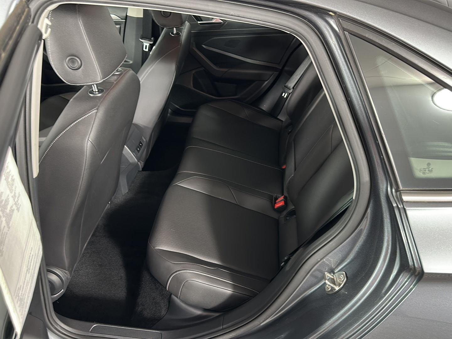 Used 2019 Platinum Gray Metallic Volkswagen SE image 16