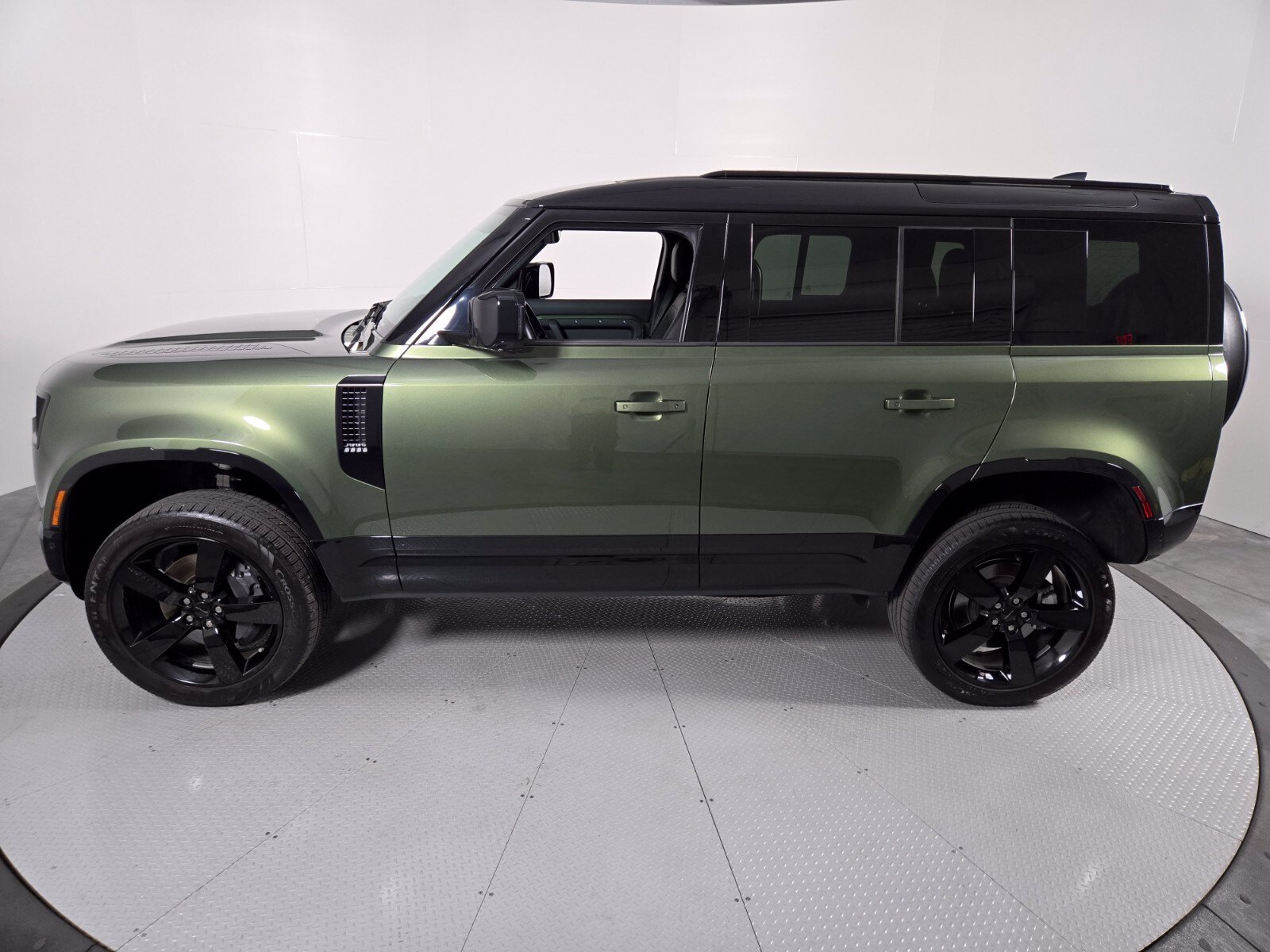 Certified Used 2026 Woolstone Green Metallic Land Rover X-Dynamic SE image 33