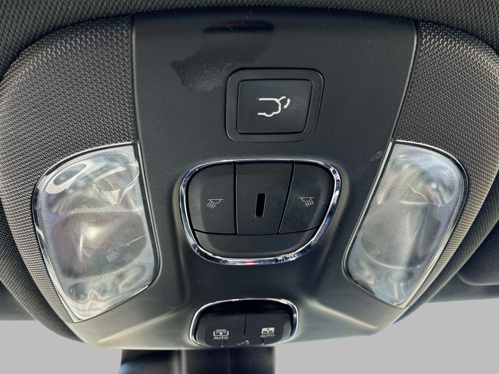 Used 2022 Silver Jeep Latitude image 36