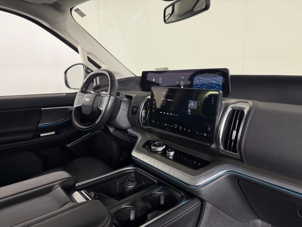 Used 2025 White Metallic Ford Platinum image 30