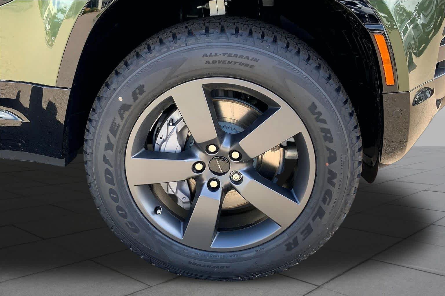 New 2026 Woolstone Green Land Rover X-Dynamic SE image 16