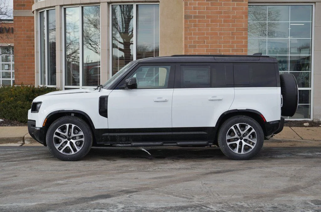 Certified Used 2026 White Land Rover X-Dynamic SE image 2
