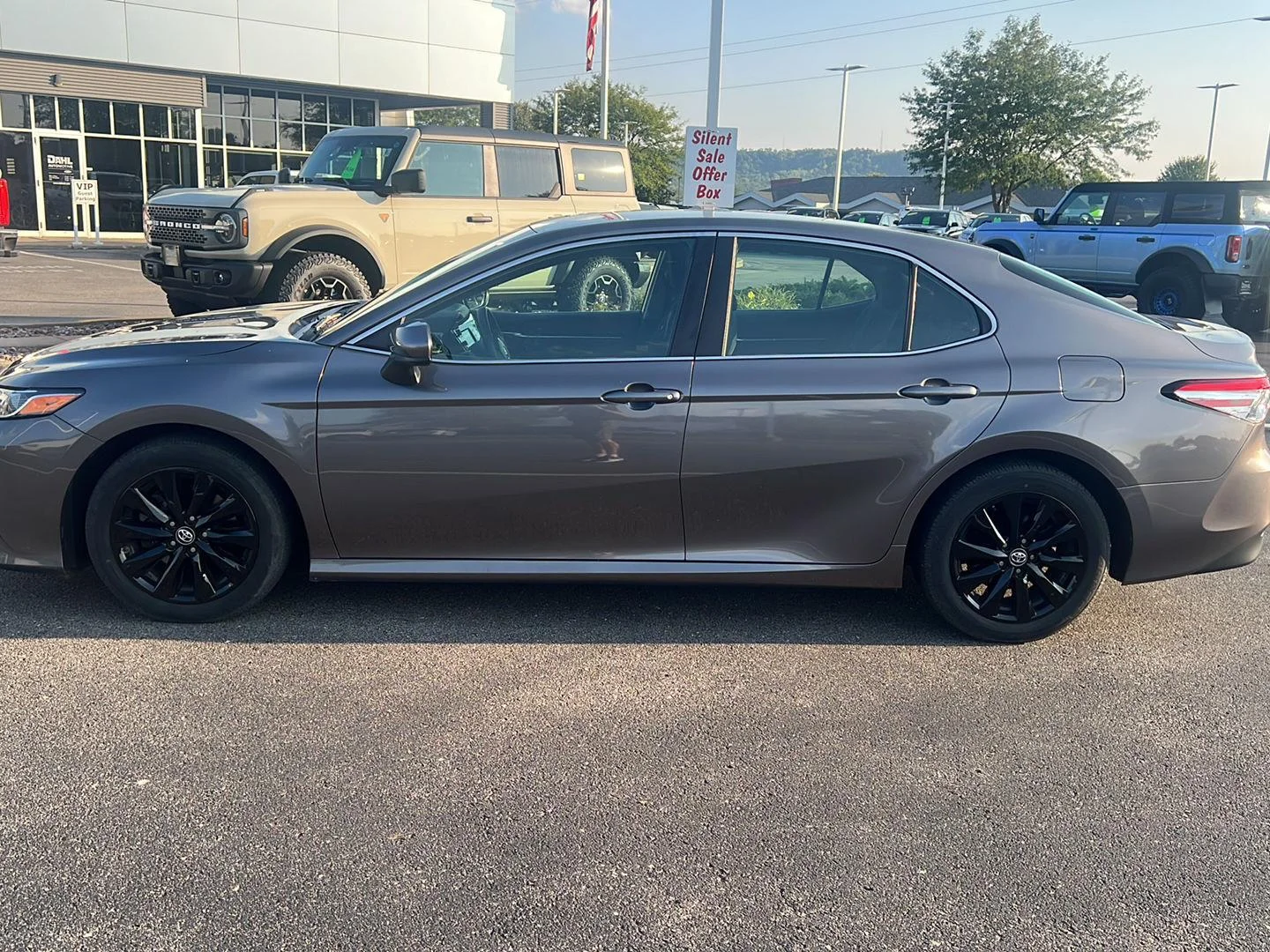 Used 2018 Predawn Gray Mica Toyota LE image 10