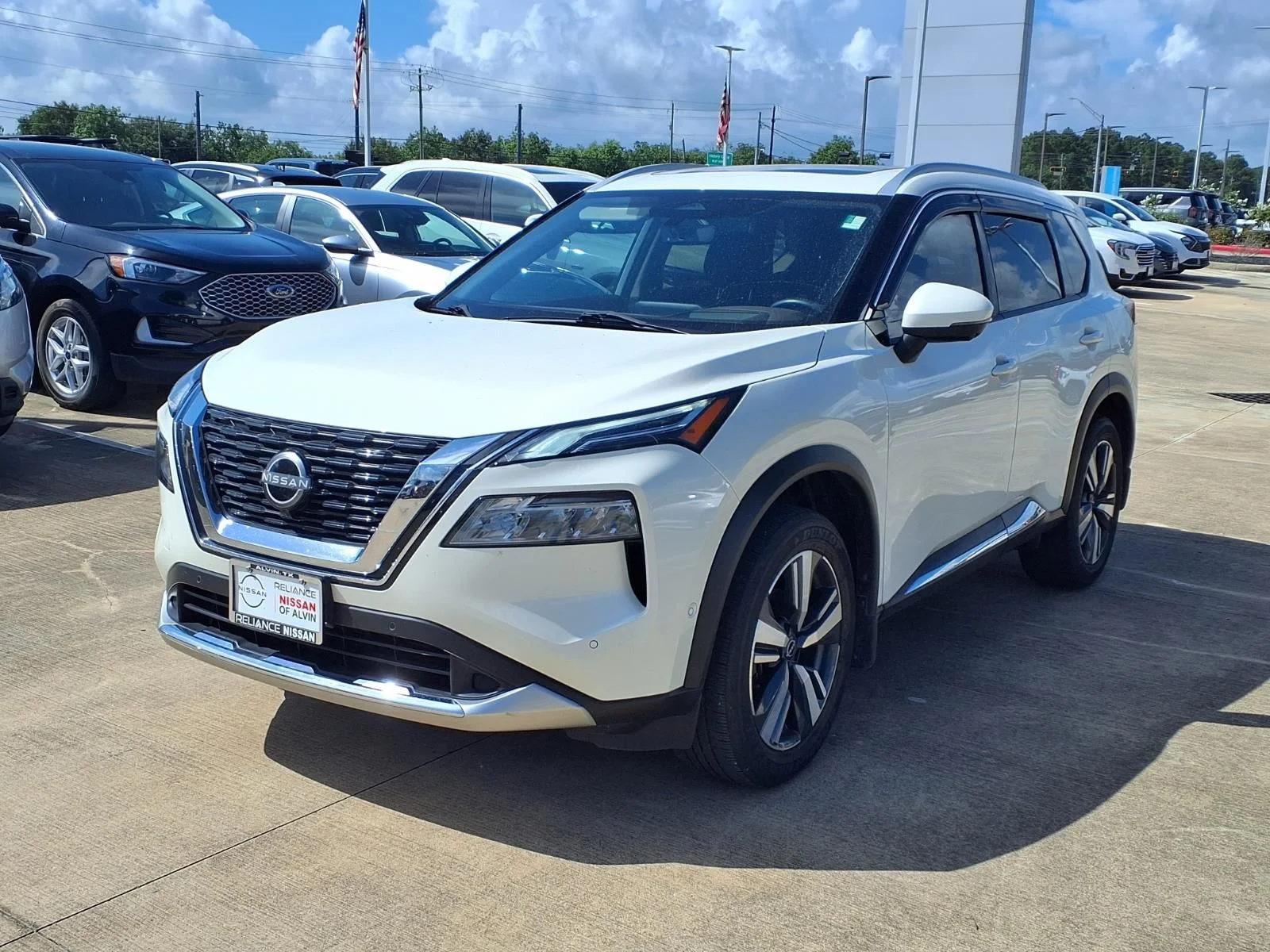 Used 2023 White Nissan Platinum image 3