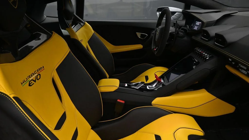 Used 2022  Lamborghini Base image 2
