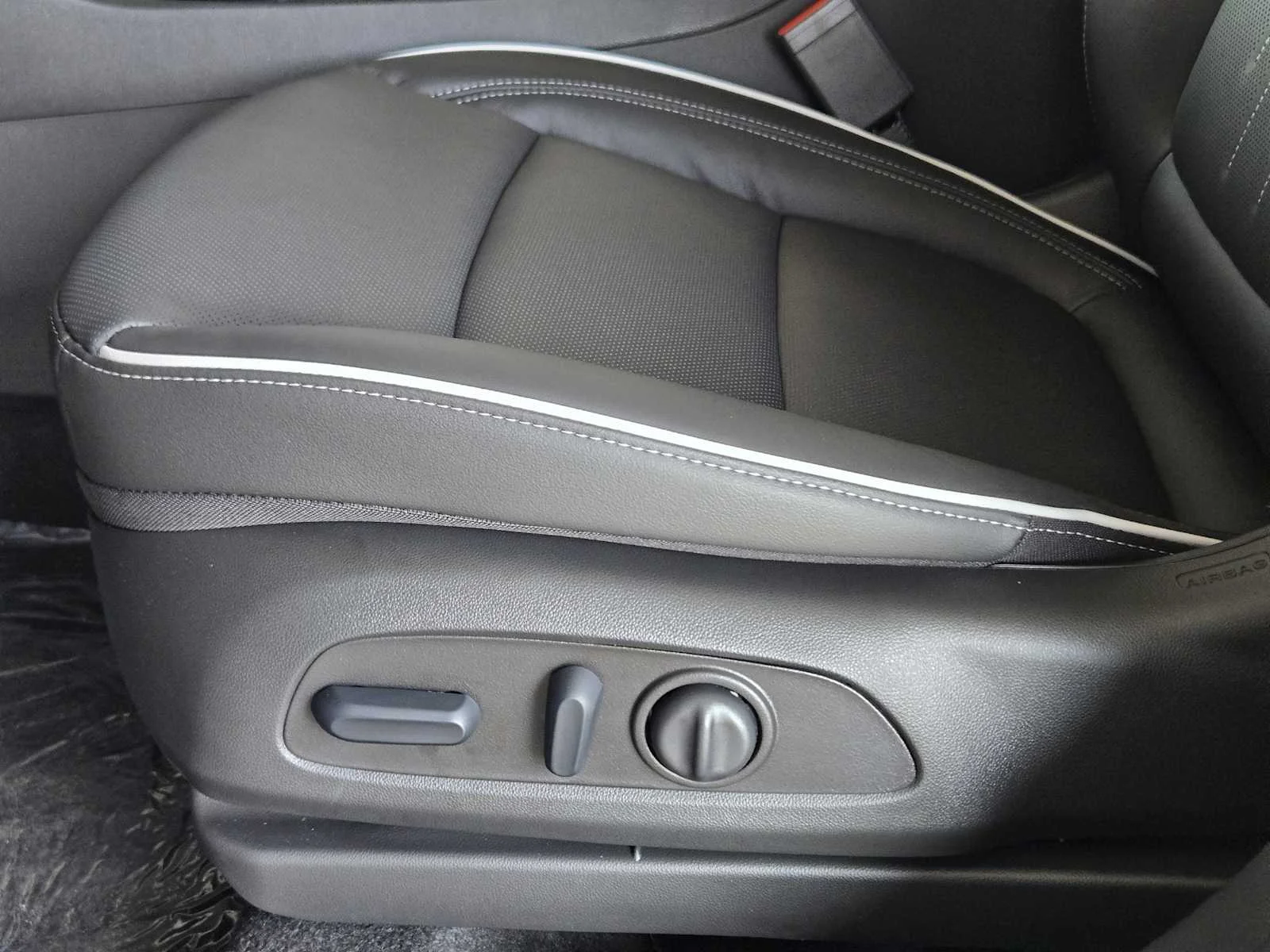 New 2026 Ebony Twilight Metallic Buick Avenir image 16