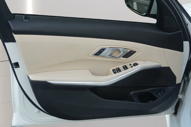 Used 2021 White BMW 330i xDrive image 9
