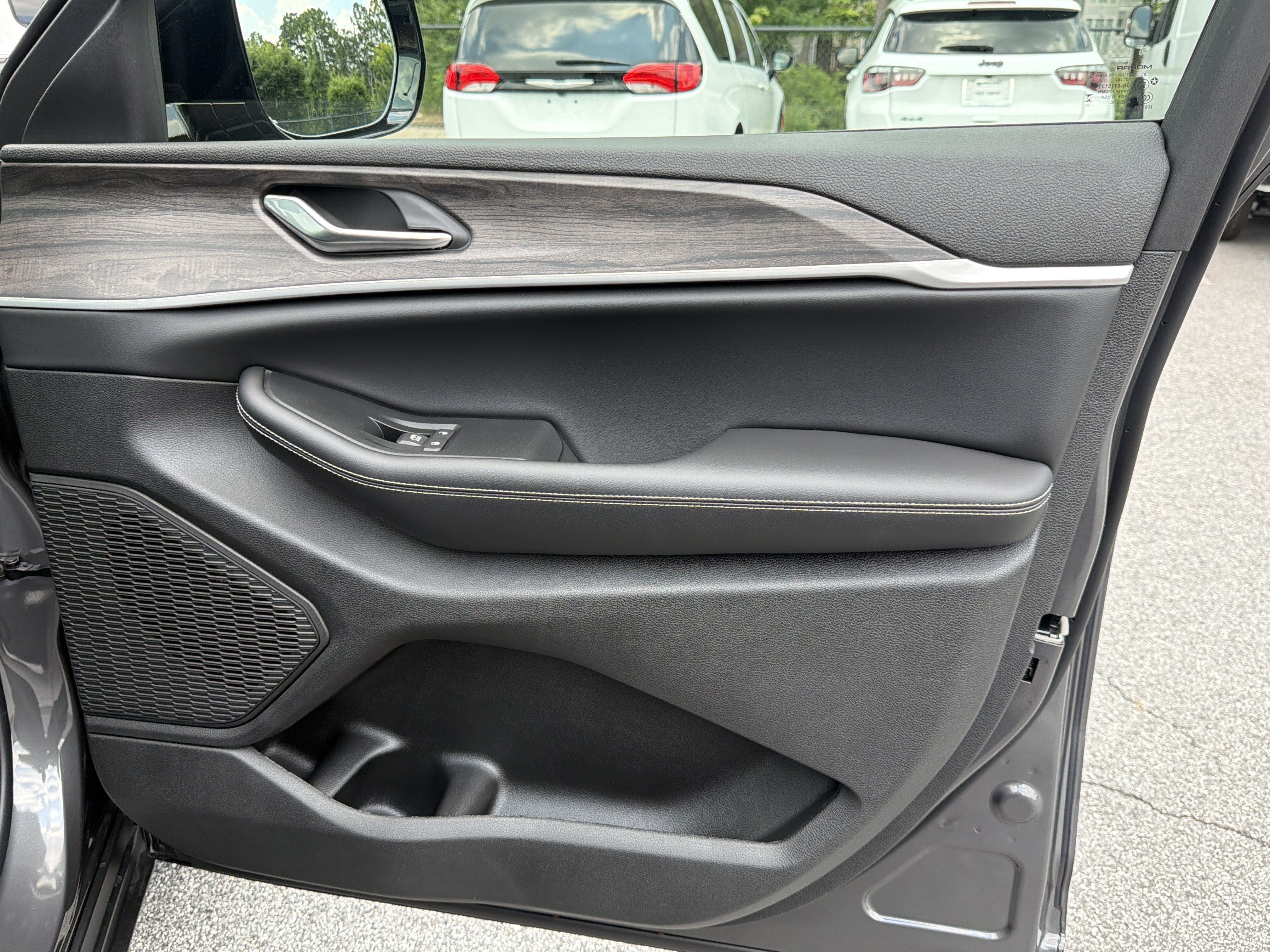 New 2026 Baltic Gray Metallic Clear-Coat Exterior Paint Jeep Altitude image 17