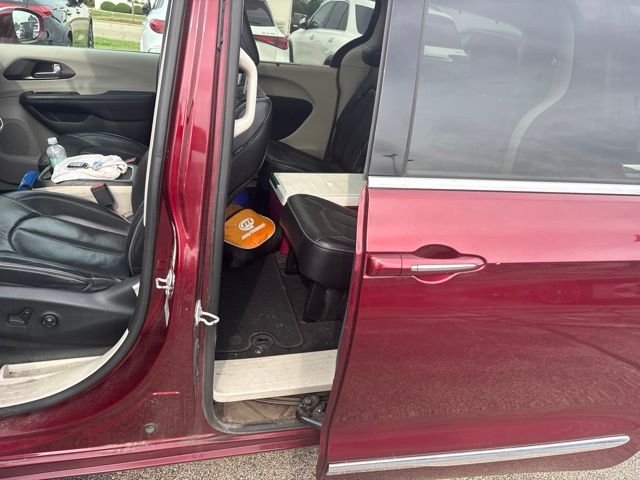 Used 2017 Red Chrysler Limited image 7