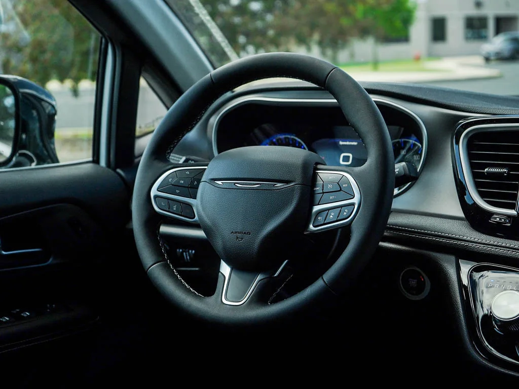 New 2027 Diamond Black Crystal Pearlcoat Chrysler Select image 16