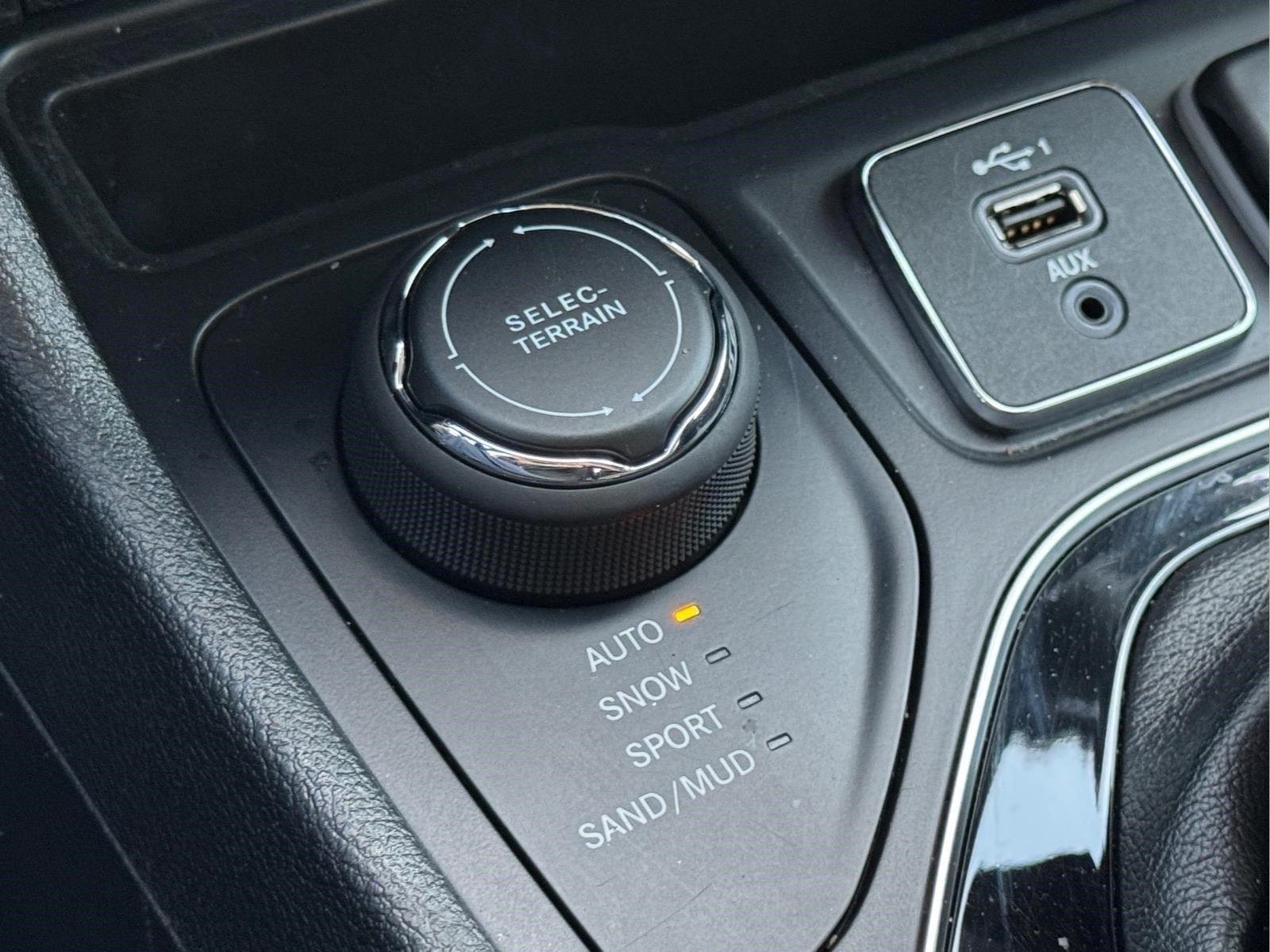 Used 2019 Sting-Gray Clearcoat Jeep Altitude image 26