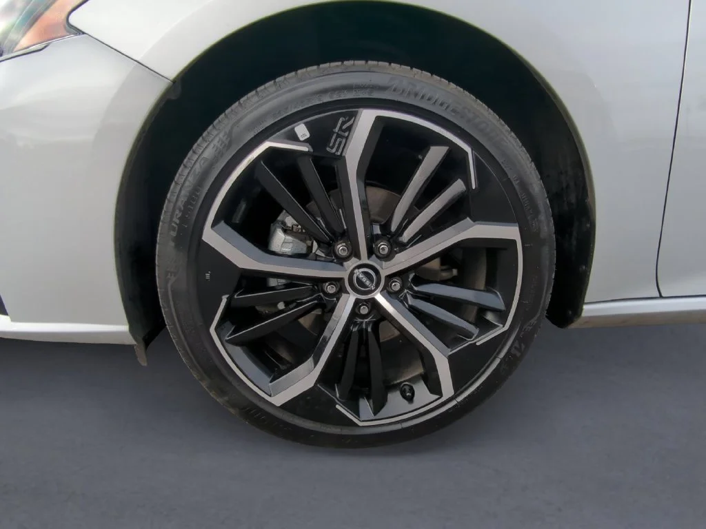 Used 2025 Silver Nissan 2.5 SR image 11