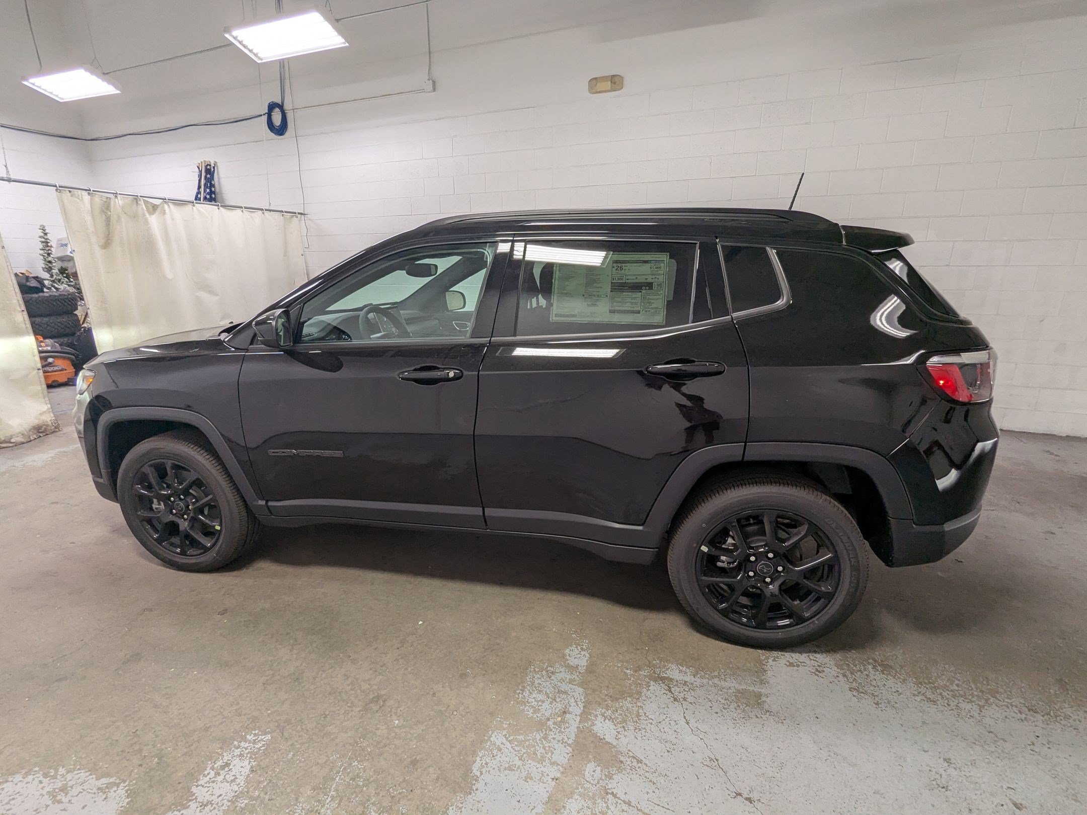 New 2026 Diamond Black Crystal Pearl-Coat Exterior Paint Jeep Latitude image 8