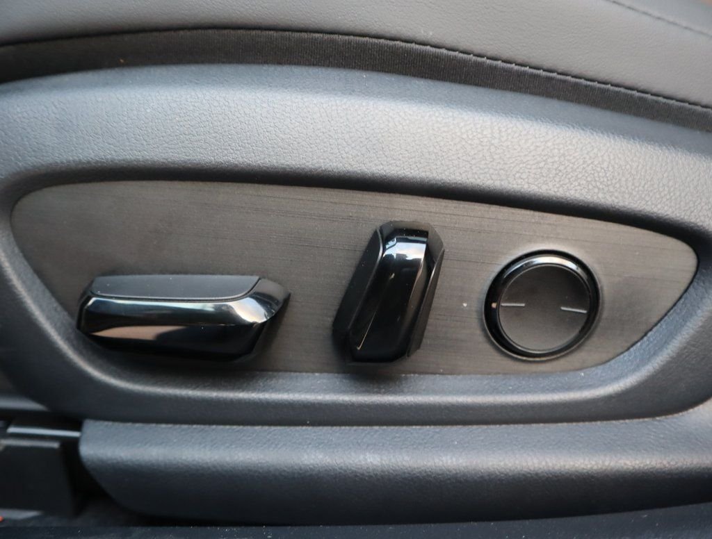 2025 Lexus ES Hybrid 300h - Photo 17