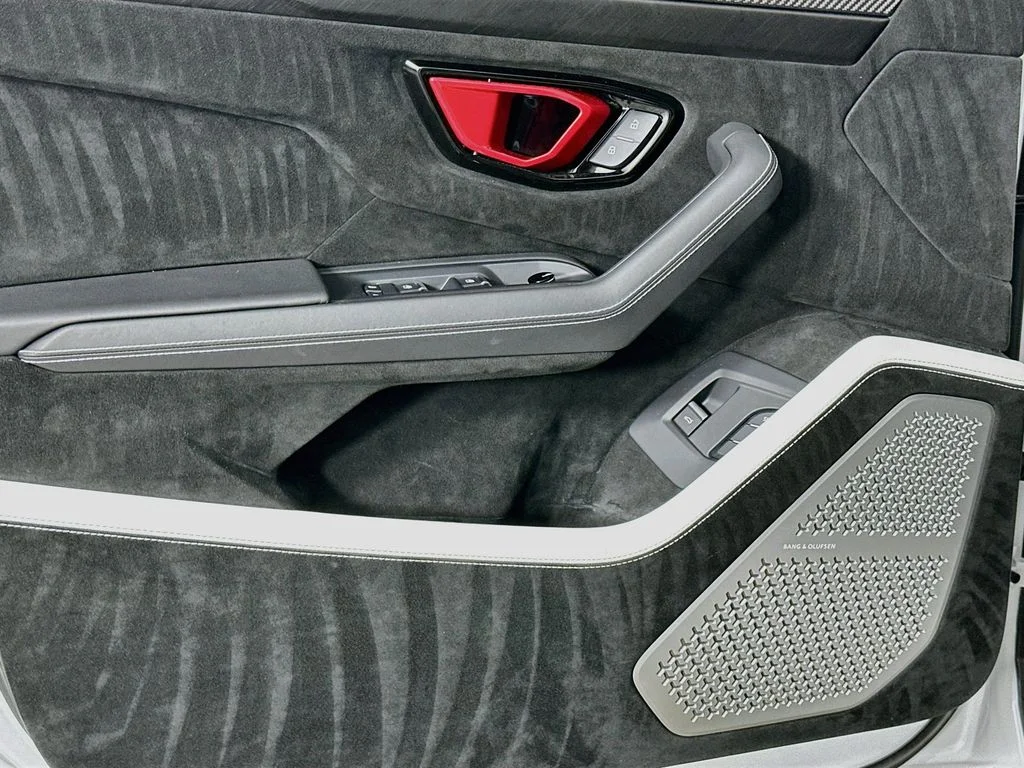 Used 2024 White Lamborghini Performante image 18