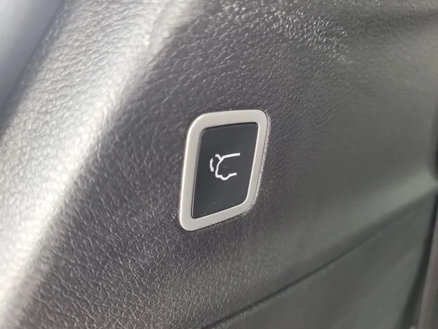 Used 2025 White Chrysler Select image 11