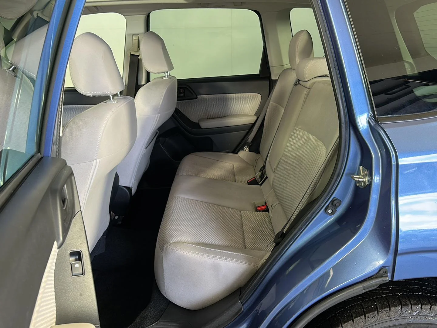 Used 2018 Quartz Blue Pearl Subaru Premium image 22
