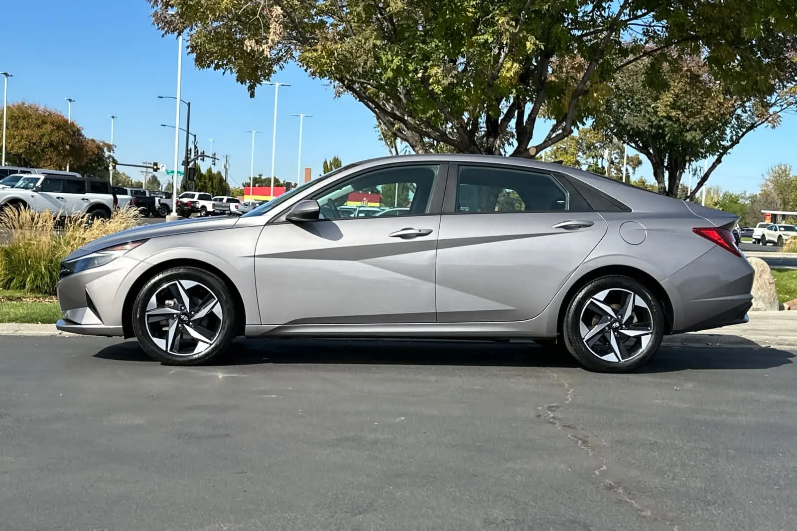 Certified Used 2023 Fluid Metallic Hyundai SEL image 5