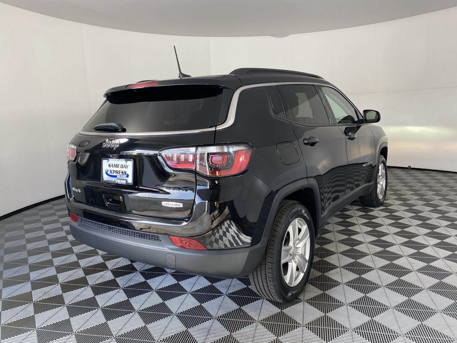 Used 2022 Diamond Black Crystal Pearlcoat Jeep Latitude image 6
