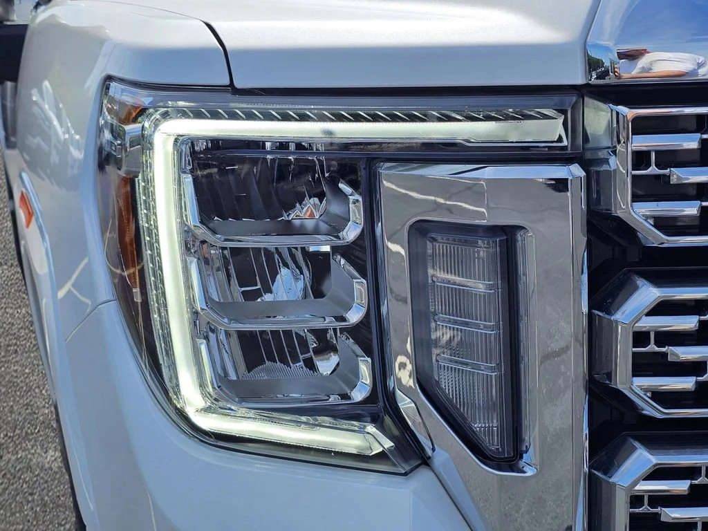 Used 2023 White Frost Tricoat GMC Denali image 4