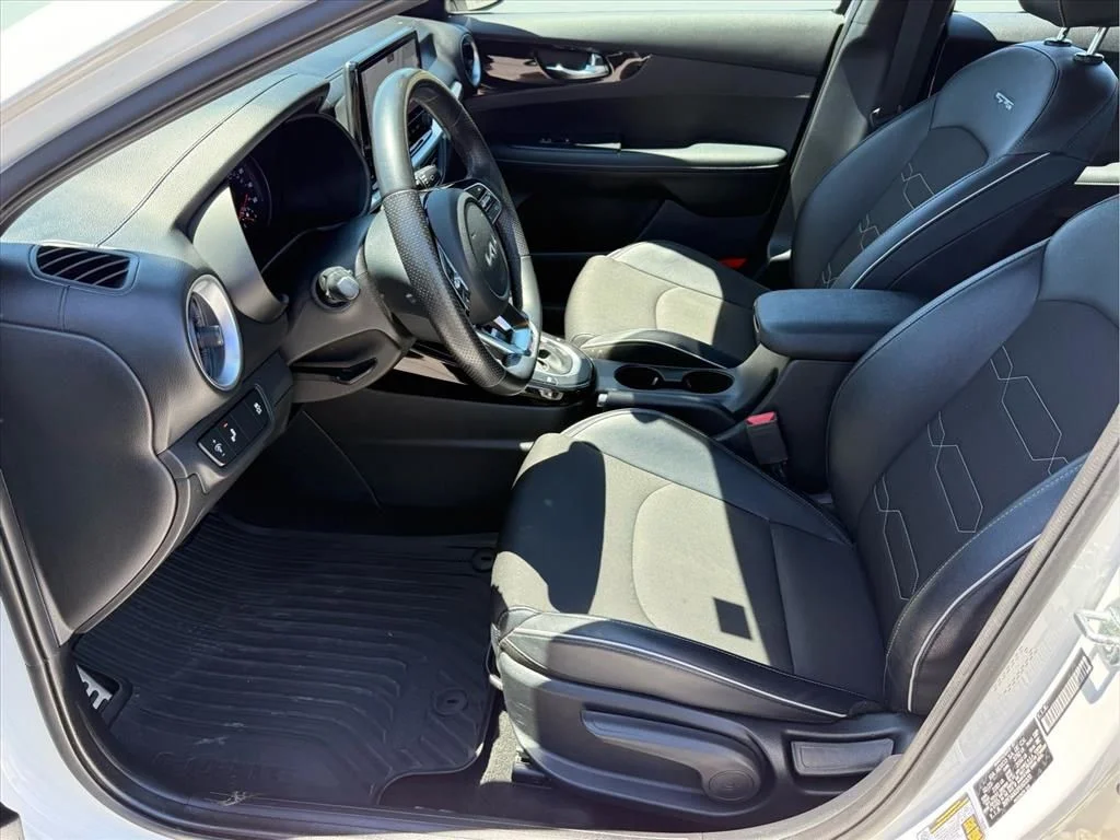 Used 2023 White Kia GT-Line image 16