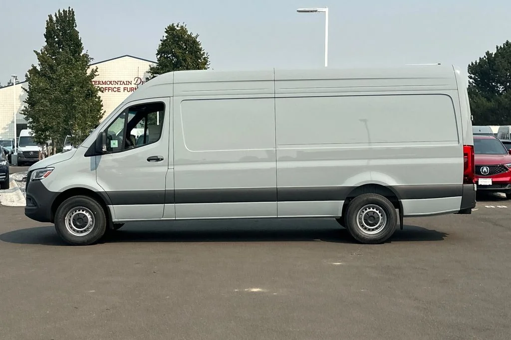 Used 2024  Mercedes-Benz Cargo 170 WB image 2